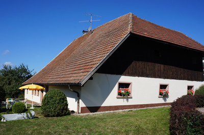 Parkplatz mit 4 Stellplätzen direkt neben dem Haus